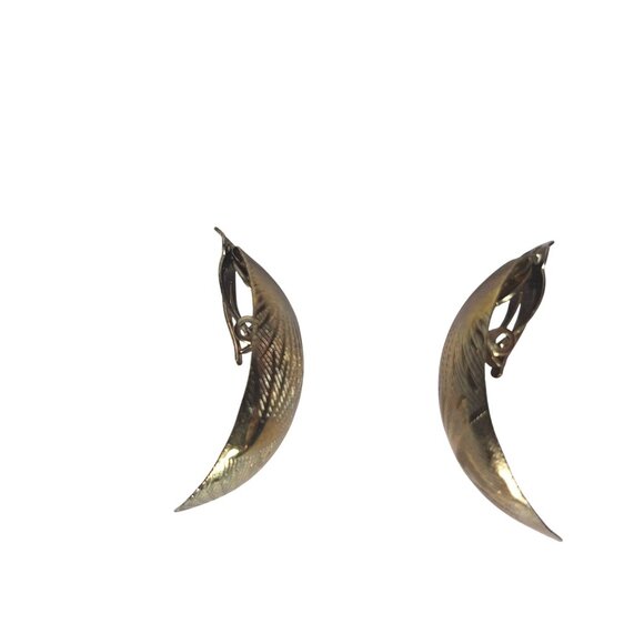 Vintage Gold Tone Clip On Earrings Engraved Textured Leaf Crescent Retro Jewelry - Picture 1 of 5